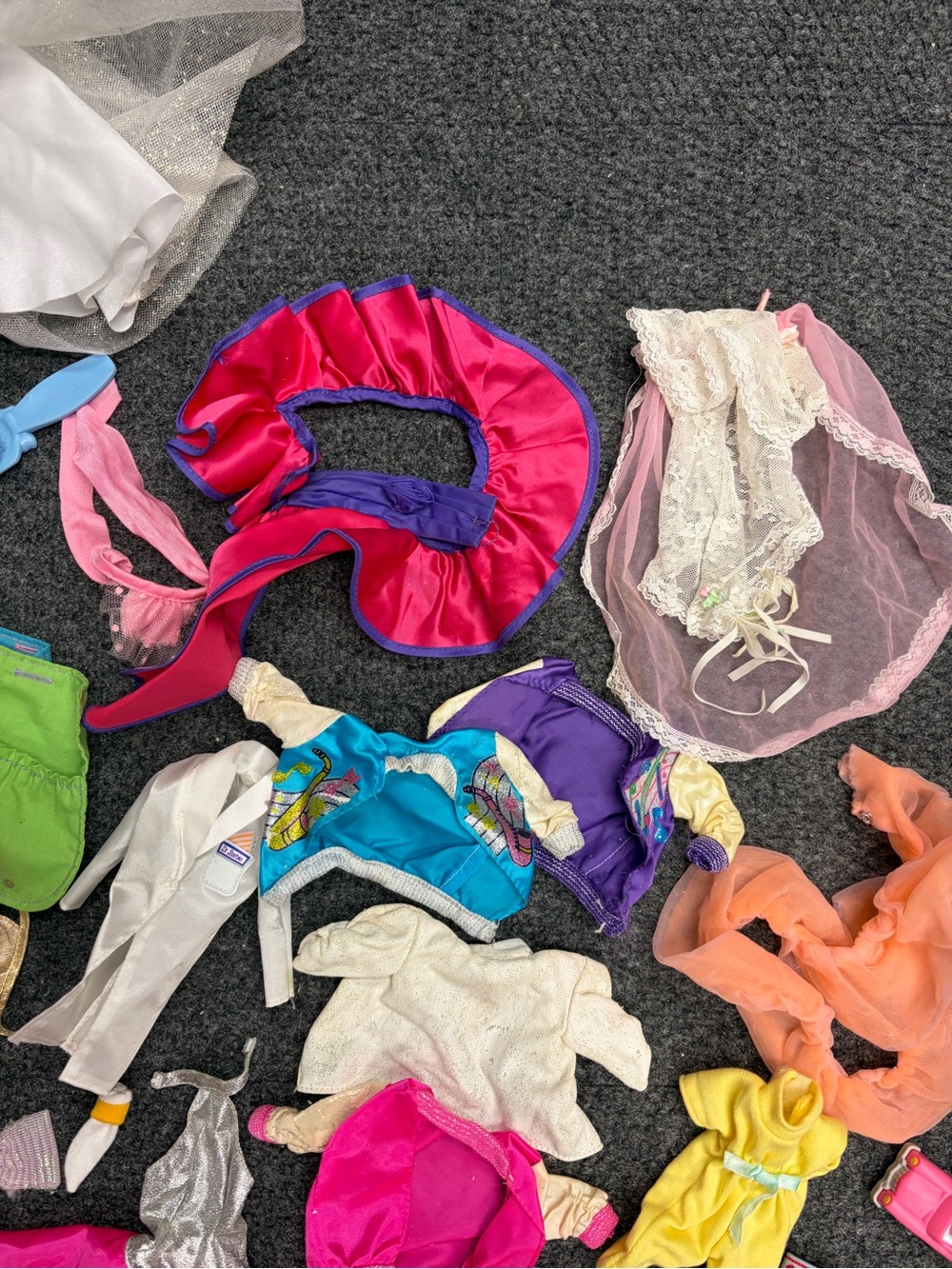 Vintage lot of 1980s Barbie clothes outfits accessories suitcase - Picture 7 of 15